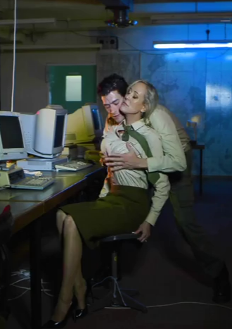 Sığınakta Yasaklı İlişki Erotik Film izle
